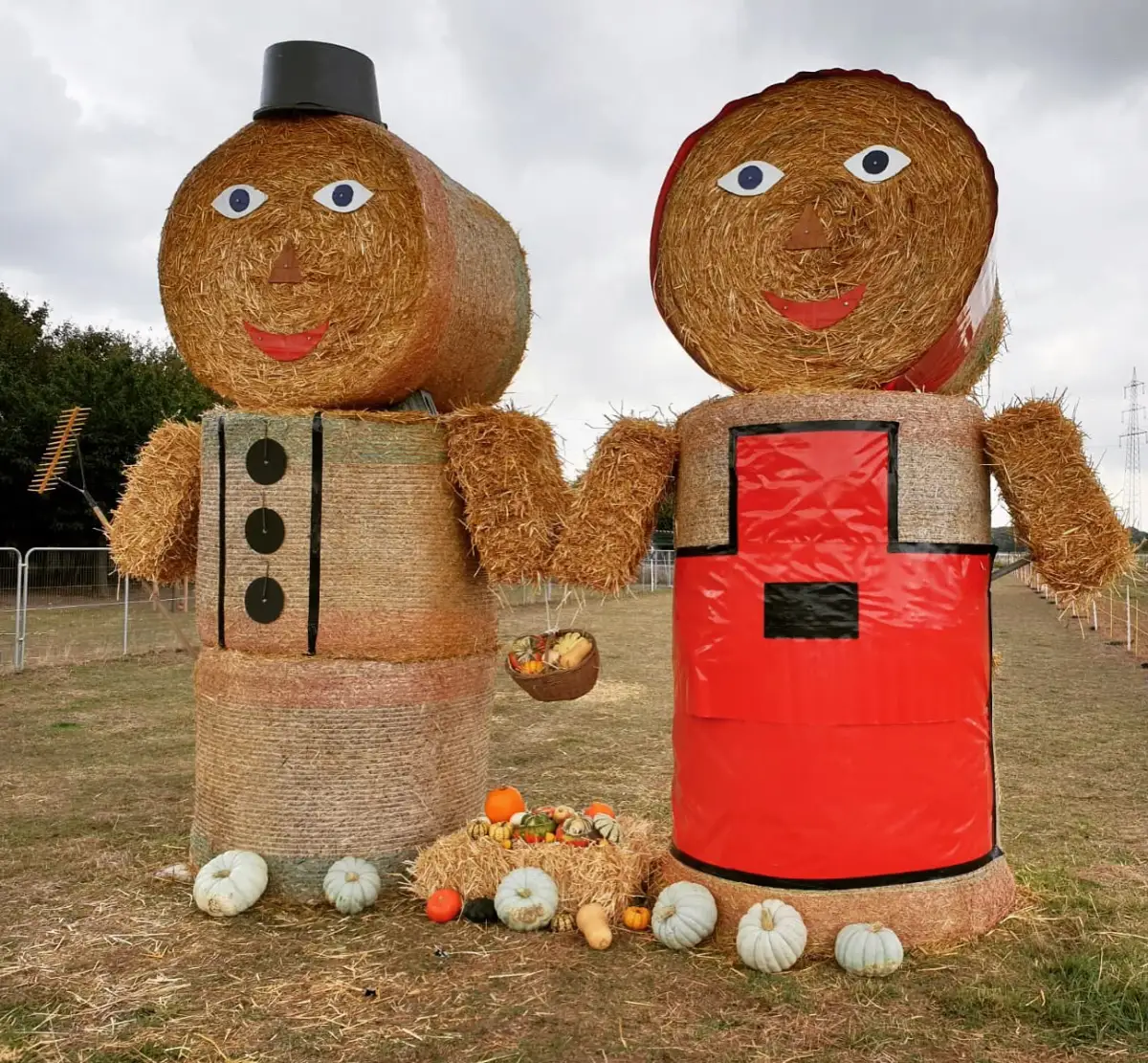 Strohballen-Figuren mit Kürbissen zur Erntezeit